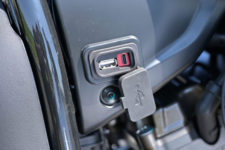 QJMOTOR｜SRV250A｜USB電源｜狭角Vツインをオートマで味わう　QJMOTOR「SRV 250A(AMT)」はハンドリングも秀逸な軽二輪ATクルーザーだ