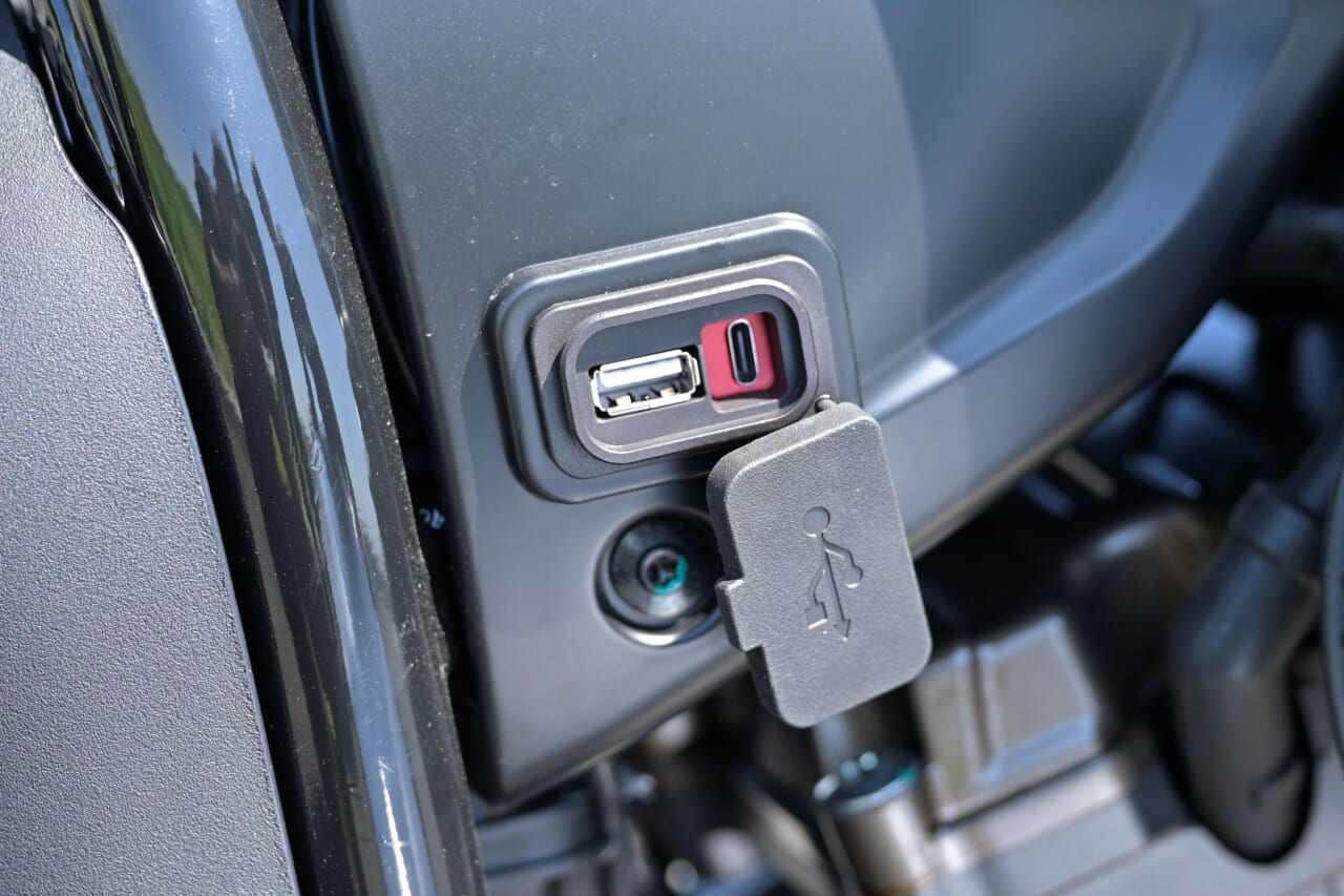 QJMOTOR｜SRV250A｜USB電源｜狭角Vツインをオートマで味わう　QJMOTOR「SRV 250A(AMT)」はハンドリングも秀逸な軽二輪ATクルーザーだ