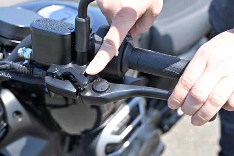 QJMOTOR｜SRV250A｜ブレーキレバー｜狭角Vツインをオートマで味わう　QJMOTOR「SRV 250A(AMT)」はハンドリングも秀逸な軽二輪ATクルーザーだ