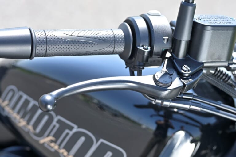 QJMOTOR｜SRV250A｜ブレーキレバー｜狭角Vツインをオートマで味わう　QJMOTOR「SRV 250A(AMT)」はハンドリングも秀逸な軽二輪ATクルーザーだ