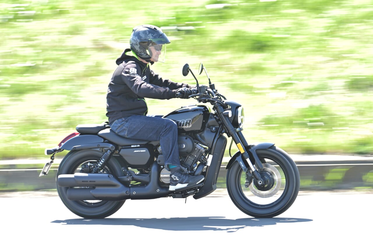 QJMOTOR｜SRV250A｜走行｜狭角Vツインをオートマで味わう　QJMOTOR「SRV 250A(AMT)」はハンドリングも秀逸な軽二輪ATクルーザーだ