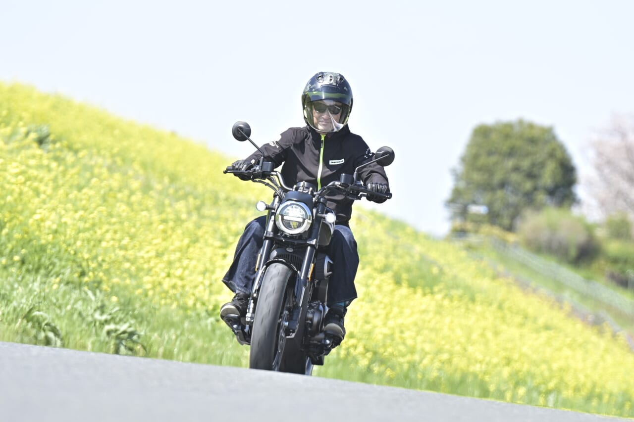 QJMOTOR｜SRV250A｜走行｜狭角Vツインをオートマで味わう　QJMOTOR「SRV 250A(AMT)」はハンドリングも秀逸な軽二輪ATクルーザーだ