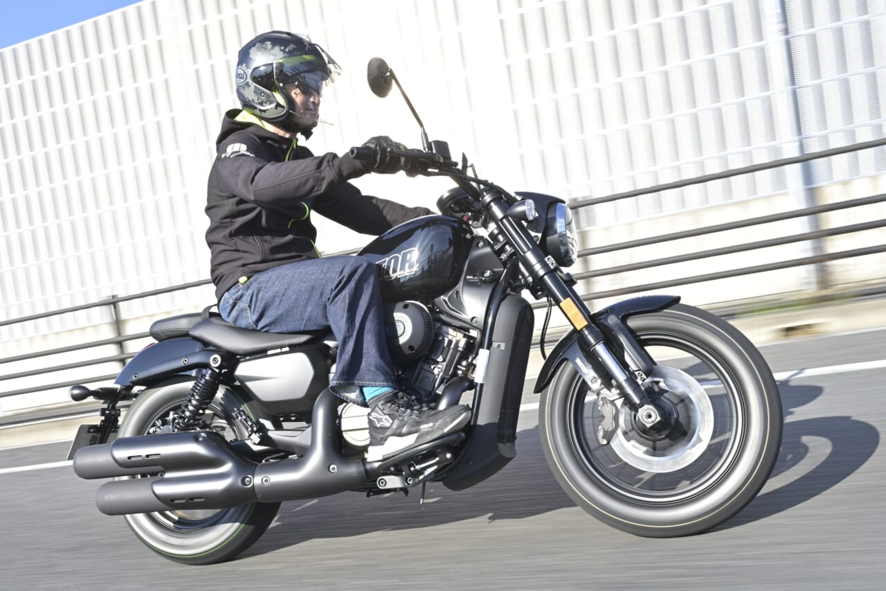 QJMOTOR｜SRV250A｜走行｜狭角Vツインをオートマで味わう　QJMOTOR「SRV 250A(AMT)」はハンドリングも秀逸な軽二輪ATクルーザーだ