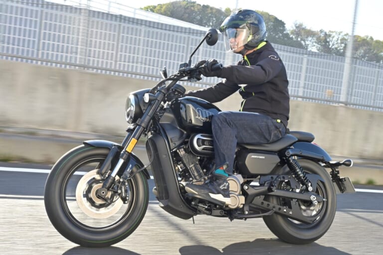 狭角Vツインをオートマで味わう　QJMOTOR「SRV 250A(AMT)」はハンドリングも秀逸な軽二輪ATクルーザーだ