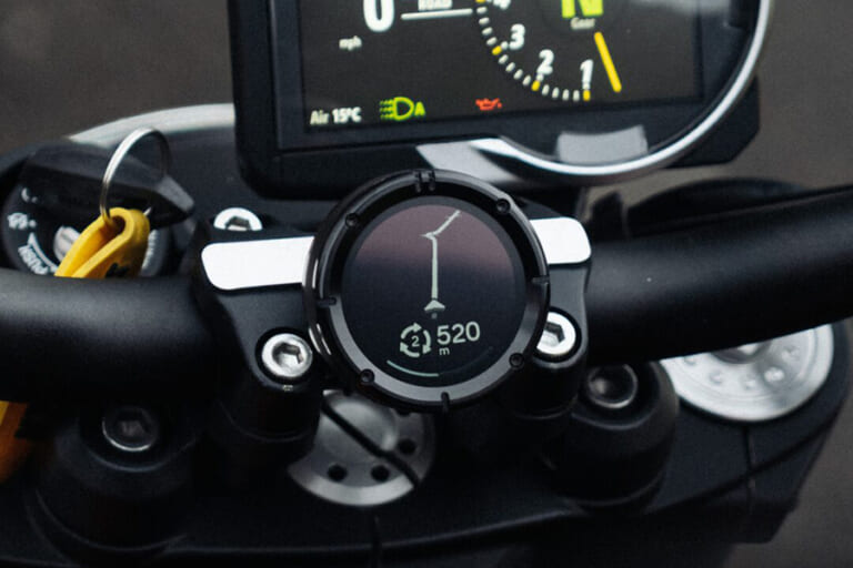 ビーライン モト2をバイクのハンドルバーに取り付けた画像|「なんだコレ?」「その発想はなかった…」手のひらサイズのコンパクトなガジェット。あらゆる車種に取り付け可能なシンプルなモデルを紹介。
