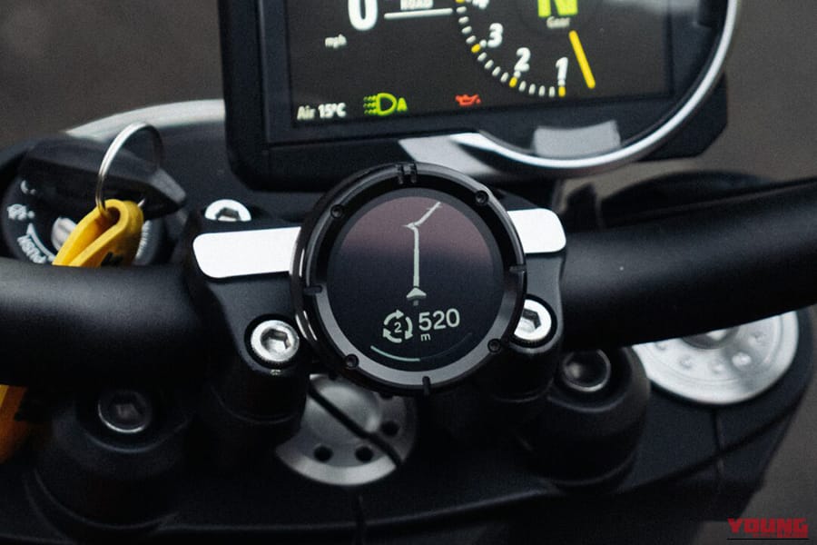 ビーライン モト2をバイクのハンドルバーに取り付けた画像｜「なんだコレ？」「その発想はなかった…」手のひらサイズのコンパクトなガジェット。あらゆる車種に取り付け可能なシンプルなモデルを紹介。