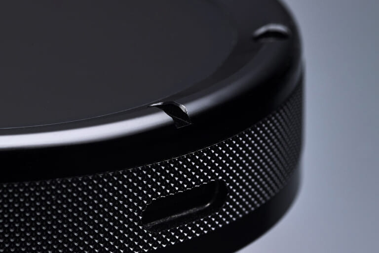 MOTO 2 ANNIVERSARY EDITIONの側面のルーレット加工|「なんだコレ?」「その発想はなかった…」手のひらサイズのコンパクトなガジェット。あらゆる車種に取り付け可能なシンプルなモデルを紹介。