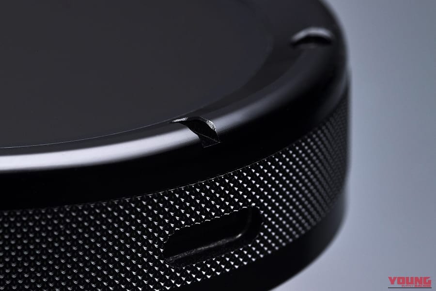 MOTO 2 ANNIVERSARY EDITIONの側面のルーレット加工｜「なんだコレ？」「その発想はなかった…」手のひらサイズのコンパクトなガジェット。あらゆる車種に取り付け可能なシンプルなモデルを紹介。