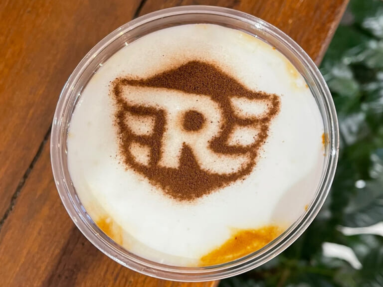 ロイヤルエンフィールド スペシャルラテ｜浅草のライダーズカフェで“空冷ツイン”の鼓動を感じろ！ ロイヤルエンフィールド注目の650兄弟が特別展示