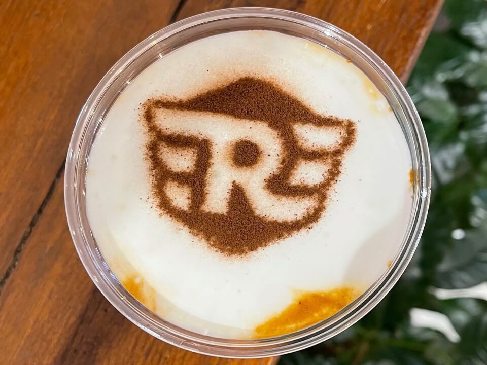 ロイヤルエンフィールド スペシャルラテ｜浅草のライダーズカフェで“空冷ツイン”の鼓動を感じろ！ ロイヤルエンフィールド注目の650兄弟が特別展示