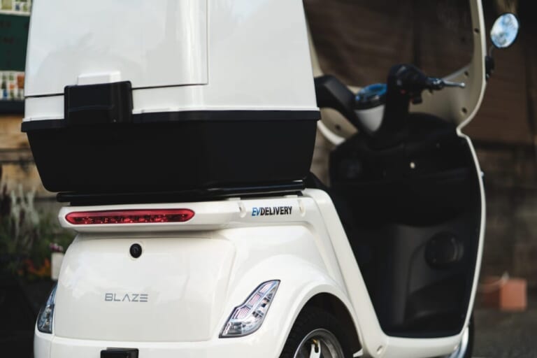 BLAZE EV DELIVERY｜圧倒的にオトクでハイテク。ガジェット好きの心をくすぐるスマホ管理可能な「コネクティッド3輪EVバイク」登場【屋根付きトライク】