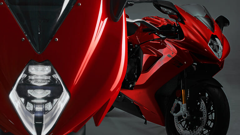 走る芸術品が約65万円も安く! MVアグスタ F3 Rは憧れの片持ちスイングアームも、最高峰の電子制御も全部乗せで超絶コスパに【海外】