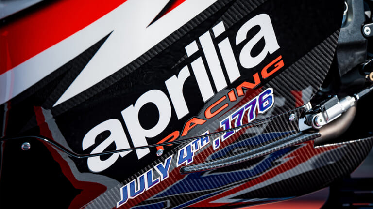 量産車初のMotoGPカーボンブレーキ×240馬力! アプリリア「X 250TH」が30台限定で登場。アメリカ建国250周年記念モデル【海外】