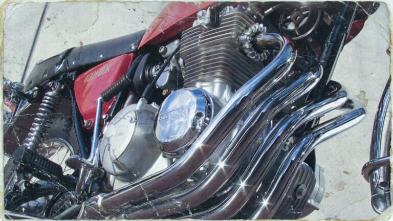 迫力不足の悩みを打ち砕いた伝説! 新型CB400SFのご先祖「ヨンフォア」が魅せた、集合マフラーの圧倒的な輝き