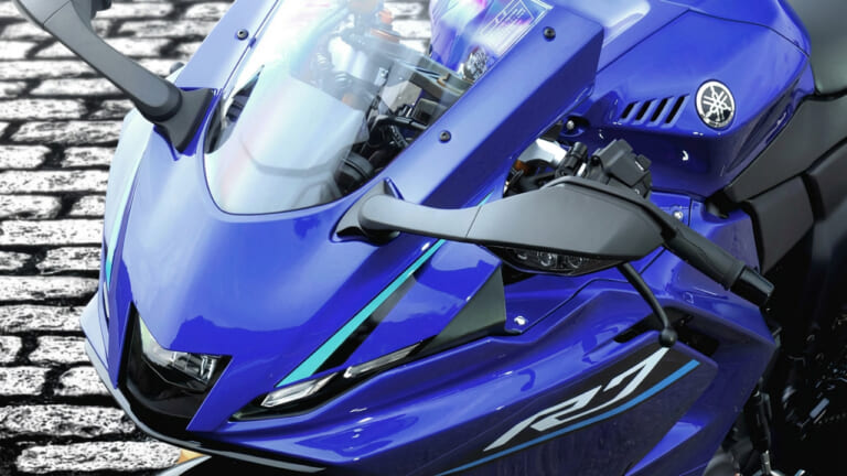 スマホナビをメーターに表示! 2026年型ヤマハYZF-R7は足つき向上と最新電子制御で街乗りも快適に