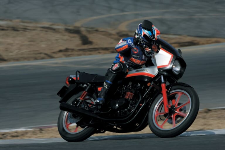 KAWASAKI Z400FX｜【1年限りの伝説】カワサキZ400FXを超えた“軽やかな強さ”。Z400GPが今なおリターンライダーを魅了する理由を紐解く【昭和名車比較試乗】