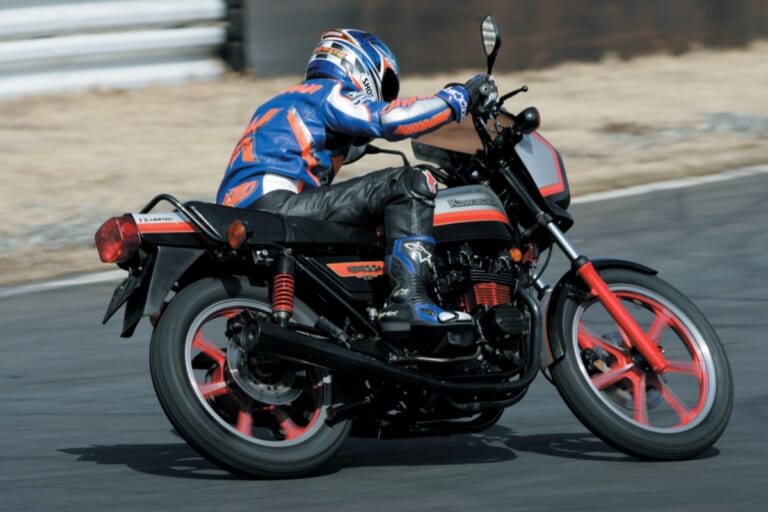 KAWASAKI Z400FX|【1年限りの伝説】カワサキZ400FXを超えた“軽やかな強さ”。Z400GPが今なおリターンライダーを魅了する理由を紐解く【昭和名車比較試乗】