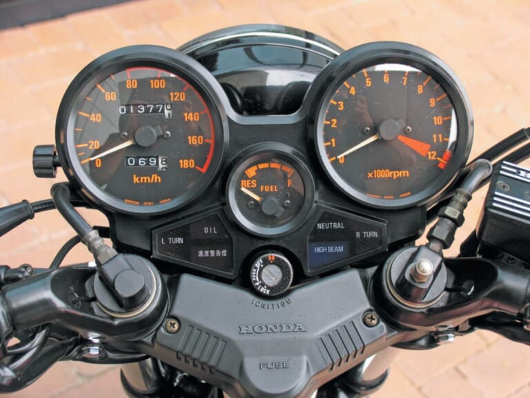 KAWASAKI Z400GP｜【1年限りの伝説】カワサキZ400FXを超えた“軽やかな強さ”。Z400GPが今なおリターンライダーを魅了する理由を紐解く【昭和名車比較試乗】