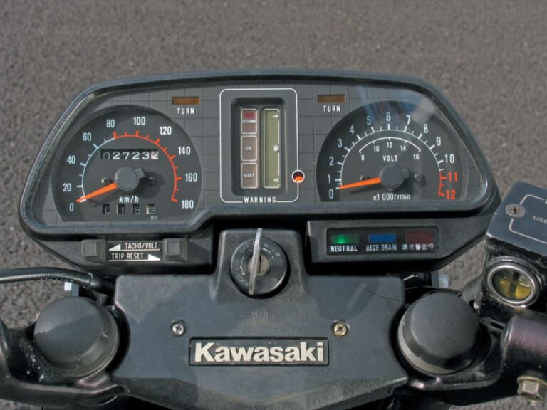 KAWASAKI Z400GP|【1年限りの伝説】カワサキZ400FXを超えた“軽やかな強さ”。Z400GPが今なおリターンライダーを魅了する理由を紐解く【昭和名車比較試乗】