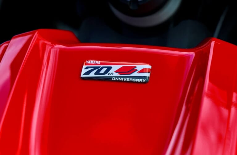 YAMAHA YZF-R7 ABS|スマホナビをメーターに表示! 2026年型ヤマハYZF-R7は足つき向上と最新電子制御で街乗りも快適に