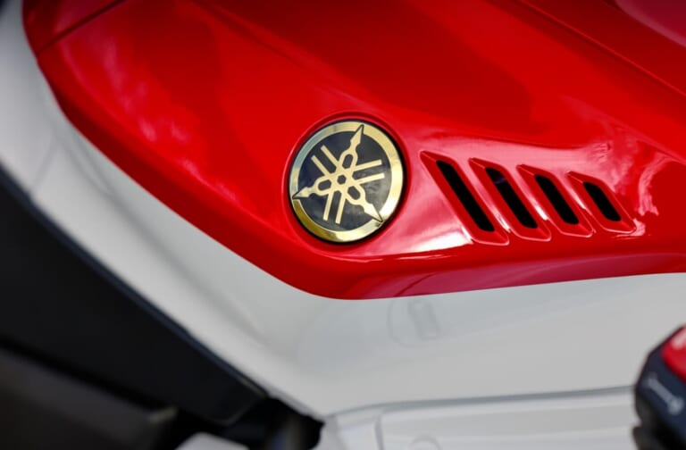 YAMAHA YZF-R7 ABS|スマホナビをメーターに表示! 2026年型ヤマハYZF-R7は足つき向上と最新電子制御で街乗りも快適に