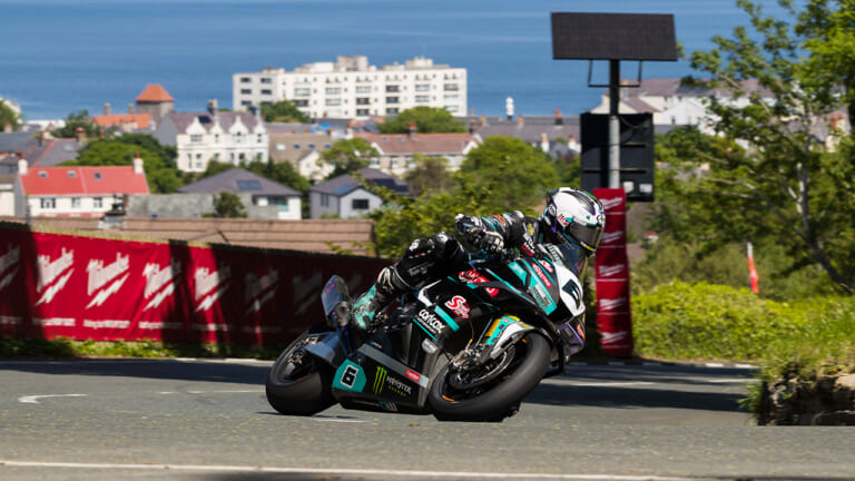 初日の練習走行でCBR1000RR-R(ホンダ)を走らせるマイケル・ダンロップ選手|初日から赤旗中止の波乱…!世界一過酷な公道レース「マン島TT 2026」が遂に開幕