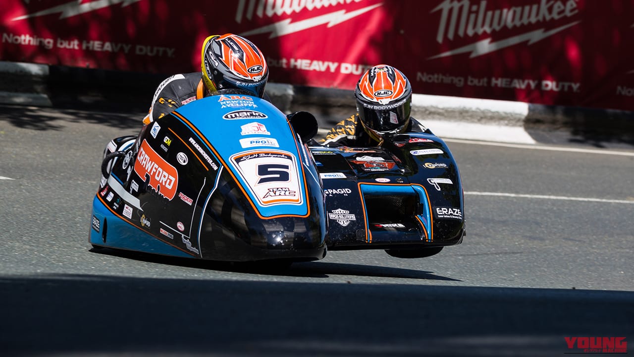 後輪を浮かせながらコーナーを駆け抜けるリー・クロフォード選手/スコット・ハーディ選手(LCRカワサキ)|初日から赤旗中止の波乱…!世界一過酷な公道レース「マン島TT 2026」が遂に開幕