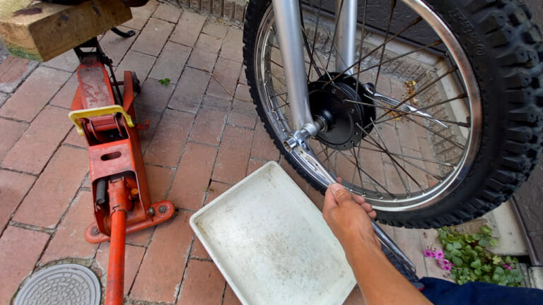 【ドラムブレーキの罠】水も原因も閉じ込める? フロントロックの原因だった“ザリザリの癒着”を自力で解消したら、拍子抜けの真実が判明｜【ドラムブレーキの罠】水も原因も閉じ込める? フロントロックの原因だった“ザリザリの癒着”を自力で解消したら、拍子抜けの真実が判明