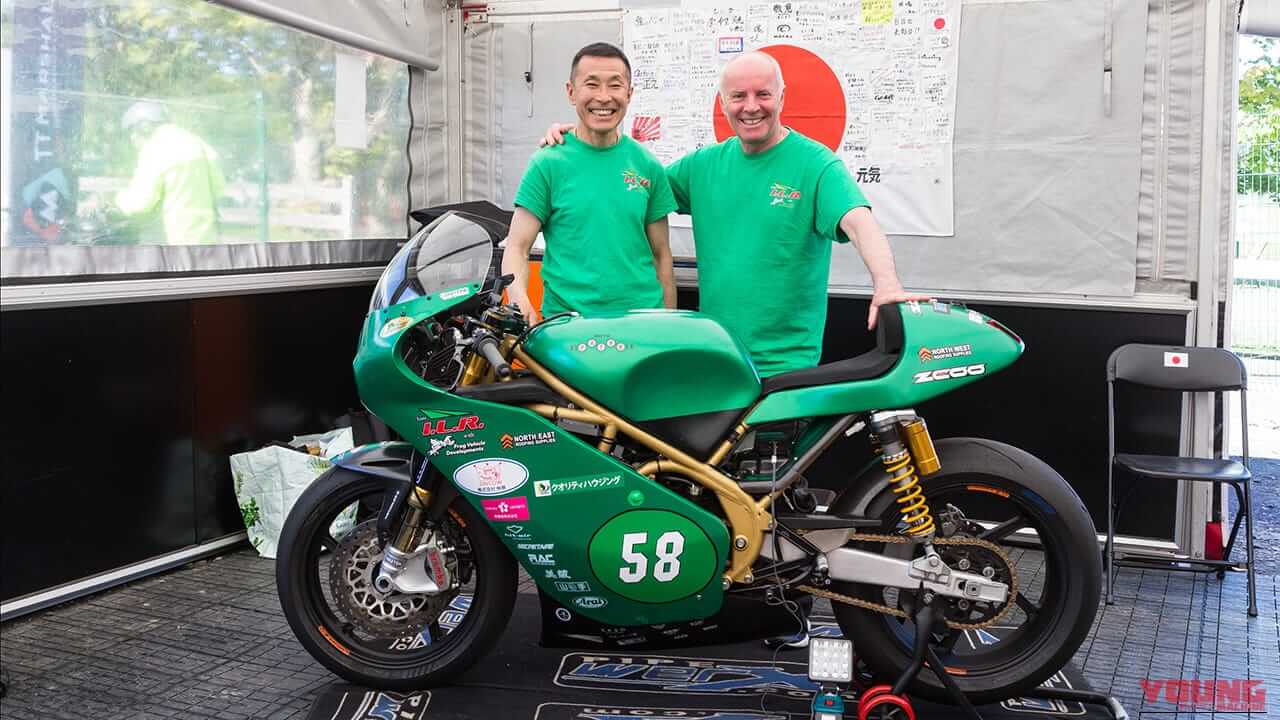 チームI.L.R.のイアン・ロッカー監督(右)と山中選手|初日から赤旗中止の波乱…!世界一過酷な公道レース「マン島TT 2026」が遂に開幕