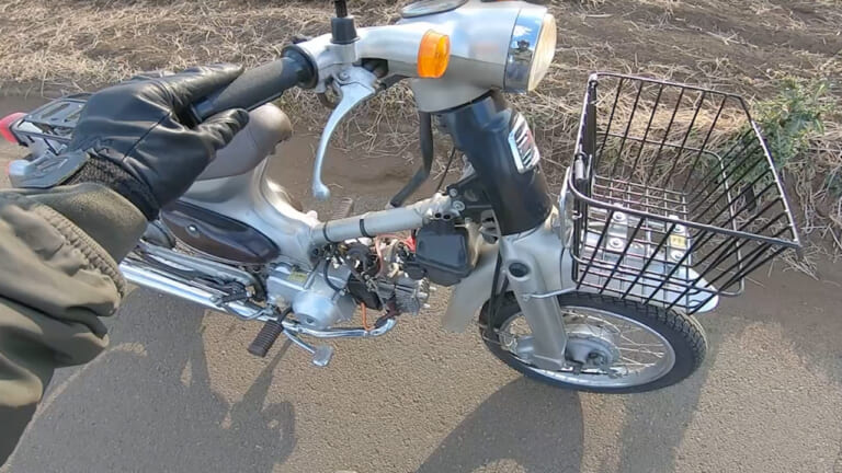 【禁断の検証】排気ガスはパスタの香り!? リトルカブ×オリーブオイル実験で思い知った、エンジンオイルが「ただの油」ではない理由|【禁断の検証】排気ガスはパスタの香り!? リトルカブ×オリーブオイル実験で思い知った、エンジンオイルが「ただの油」ではない理由