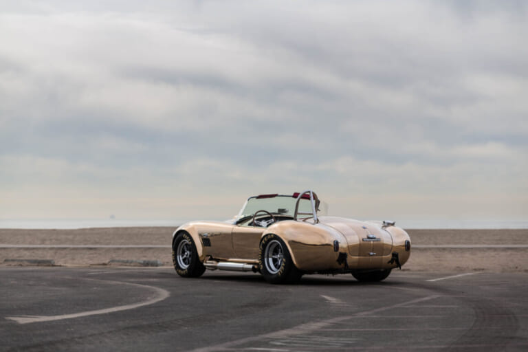 shelby コンティニュエーションコブラ 427S/C｜「これは美しい…」ピカピカの車体は特注。実は新車で買える伝説の名車。ニセモノ問題に業を煮やし「本社が本物作ったる！」と奮起