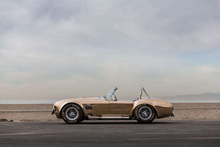 shelby コンティニュエーションコブラ 427S/C｜「これは美しい…」ピカピカの車体は特注。実は新車で買える伝説の名車。ニセモノ問題に業を煮やし「本社が本物作ったる！」と奮起