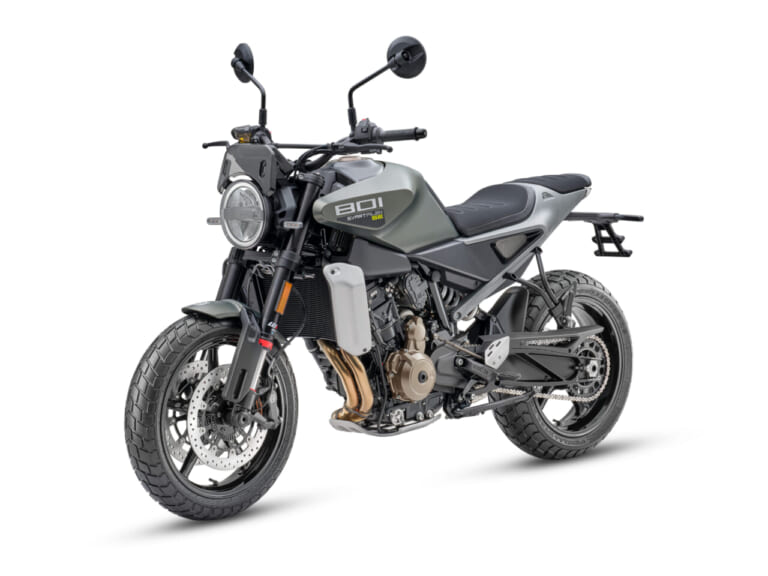 Husqvarna Motorcycles Svartpilen 801 SE|眺めて美しく、走って快適。軽量な北欧ミドルネイキッドに、旅のクオリティが跳ね上がるクルコン標準装備モデルが登場【ハスクバーナ スヴァルトピレン801 SE】