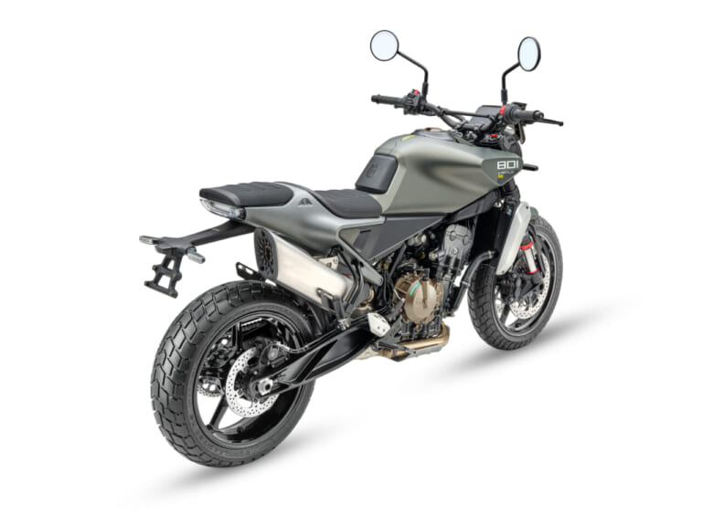 Husqvarna Motorcycles Svartpilen 801 SE|眺めて美しく、走って快適。軽量な北欧ミドルネイキッドに、旅のクオリティが跳ね上がるクルコン標準装備モデルが登場【ハスクバーナ スヴァルトピレン801 SE】