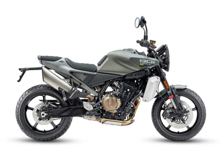 Husqvarna Motorcycles Svartpilen 801 SE｜眺めて美しく、走って快適。軽量な北欧ミドルネイキッドに、旅のクオリティが跳ね上がるクルコン標準装備モデルが登場【ハスクバーナ スヴァルトピレン801 SE】