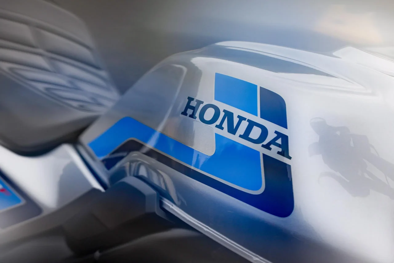 HONDA CB1000F|「車体色が好みじゃなくても、今すぐ欲しい!」レーシング女子・岡崎静夏を本気で増車検討させたCB1000Fの魔力