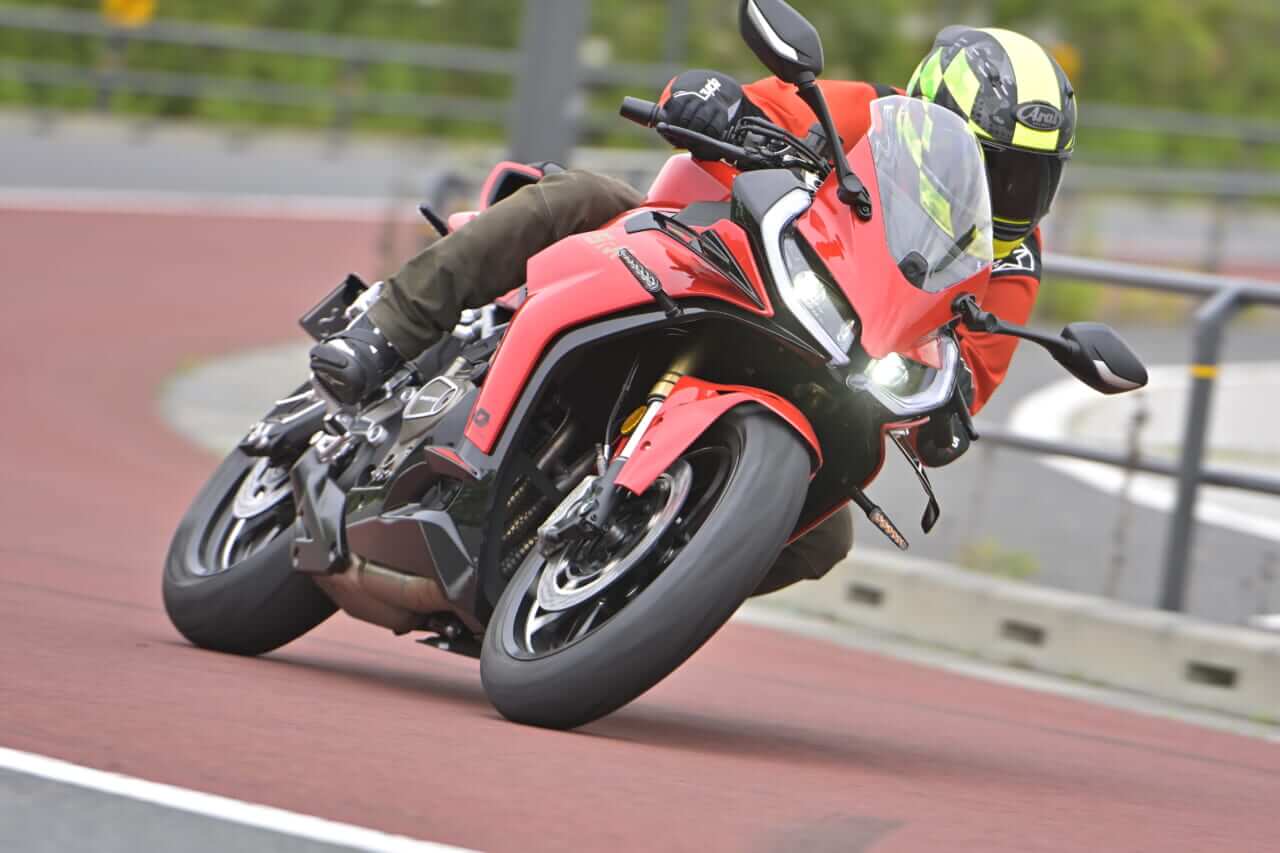 ［税抜100万円を切る！4気筒400cc］想定外の完成度の高さで日本の四発400cc神話を揺るがす“刺客”［QJモーターSRK400RS最速試乗］