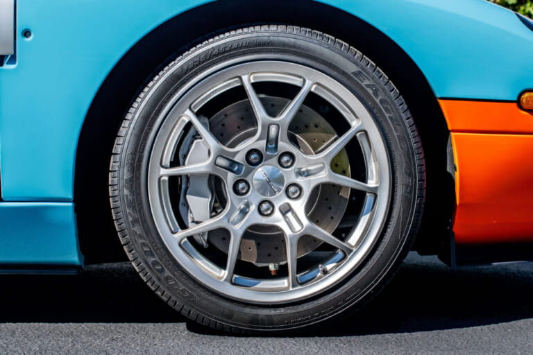 2006年 フォードGT 限定モデル ヘリテージエディション ガルフカラー BBSホイール|「このカラーリングはたまらない」鮮やかな配色に思わず「これカッケェわ…」。クルマ好きの憧れのモデル、実は前評判が不評だった…!?