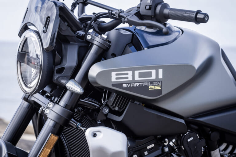 Husqvarna Motorcycles Svartpilen 801 SE｜眺めて美しく、走って快適。軽量な北欧ミドルネイキッドに、旅のクオリティが跳ね上がるクルコン標準装備モデルが登場【ハスクバーナ スヴァルトピレン801 SE】