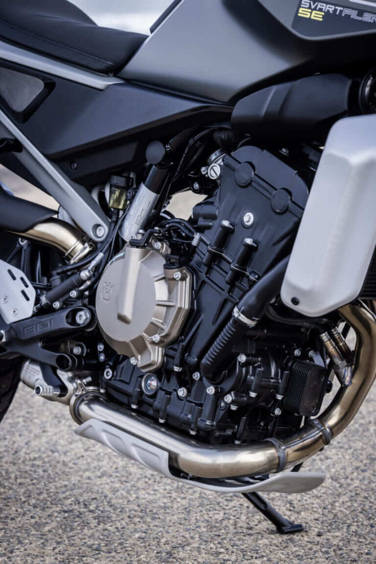 Husqvarna Motorcycles Svartpilen 801 SE|眺めて美しく、走って快適。軽量な北欧ミドルネイキッドに、旅のクオリティが跳ね上がるクルコン標準装備モデルが登場【ハスクバーナ スヴァルトピレン801 SE】