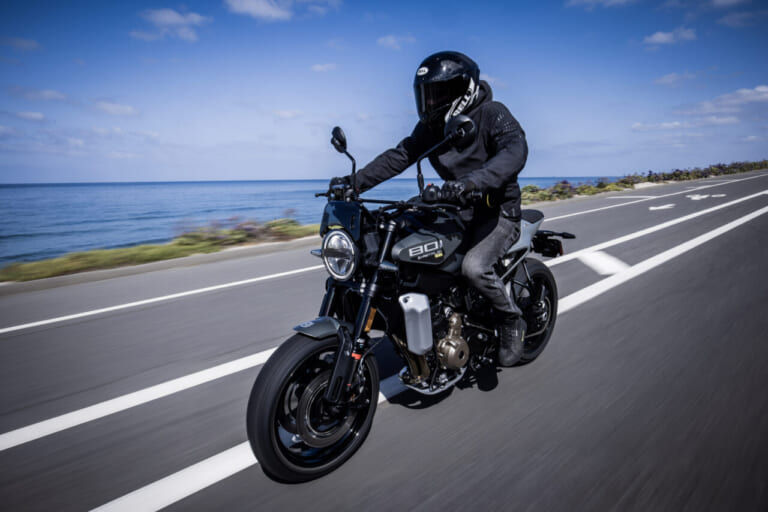 Husqvarna Motorcycles Svartpilen 801 SE｜眺めて美しく、走って快適。軽量な北欧ミドルネイキッドに、旅のクオリティが跳ね上がるクルコン標準装備モデルが登場【ハスクバーナ スヴァルトピレン801 SE】