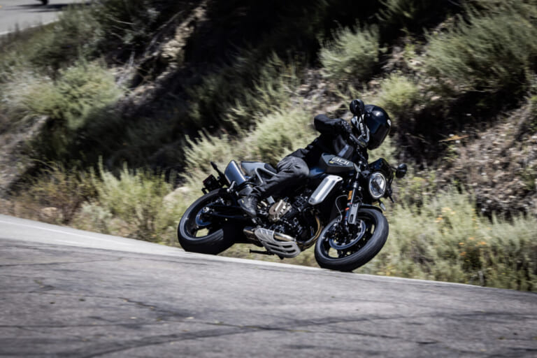 Husqvarna Motorcycles Svartpilen 801 SE|眺めて美しく、走って快適。軽量な北欧ミドルネイキッドに、旅のクオリティが跳ね上がるクルコン標準装備モデルが登場【ハスクバーナ スヴァルトピレン801 SE】