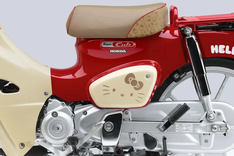 HONDA スーパーカブ110・HELLO KITTY|メーターもシートも、鍵までキティ!? ハローキティ50周年記念カブに詰め込まれた「芸が細かすぎる」限定パーツの誘惑
