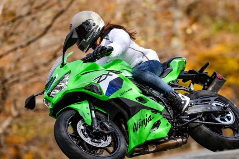 400ccで121万円は“買い”か? 唯一無二の4気筒「Ninja ZX-4RR」を、レーサー岡崎静夏がストリートでガチ検証!