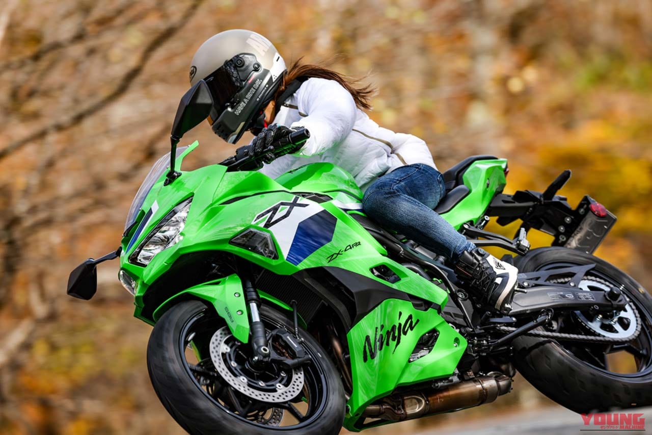 400ccで121万円は“買い”か？ 唯一無二の4気筒「Ninja ZX-4RR」を、レーサー岡崎静夏がストリートでガチ検証！