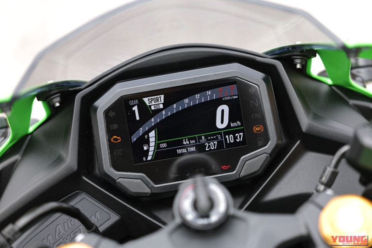 KAWASAKI Ninja ZX-4RR｜400ccで121万円は“買い”か？ 唯一無二の4気筒「Ninja ZX-4RR」を、レーサー岡崎静夏がストリートでガチ検証！
