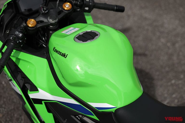 KAWASAKI Ninja ZX-4RR｜400ccで121万円は“買い”か？ 唯一無二の4気筒「Ninja ZX-4RR」を、レーサー岡崎静夏がストリートでガチ検証！