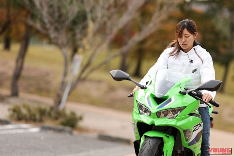 岡崎静夏｜400ccで121万円は“買い”か？ 唯一無二の4気筒「Ninja ZX-4RR」を、レーサー岡崎静夏がストリートでガチ検証！