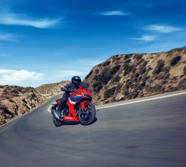 HONDA CBR400R|エンストの不安ゼロ、足つき抜群。新型CBR400R E-Clutchは、1台で何でもこなしたいライダーへの最適解だ
