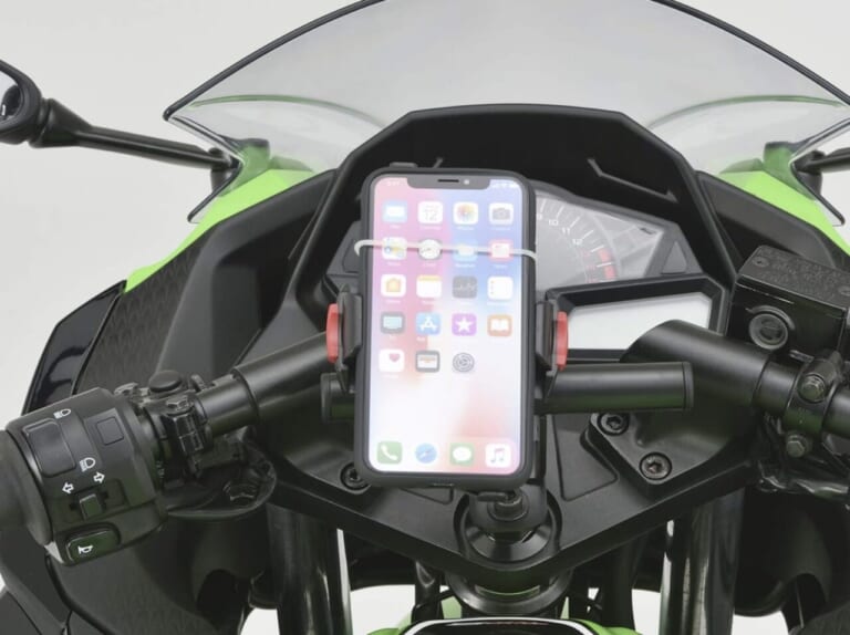 セパハン特有の「スマホの置き場所問題」はこれで解決。ステムホールを活用するデイトナのマルチバーホルダー